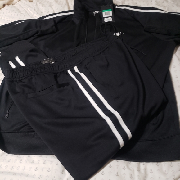 nike sweatsuit black and white